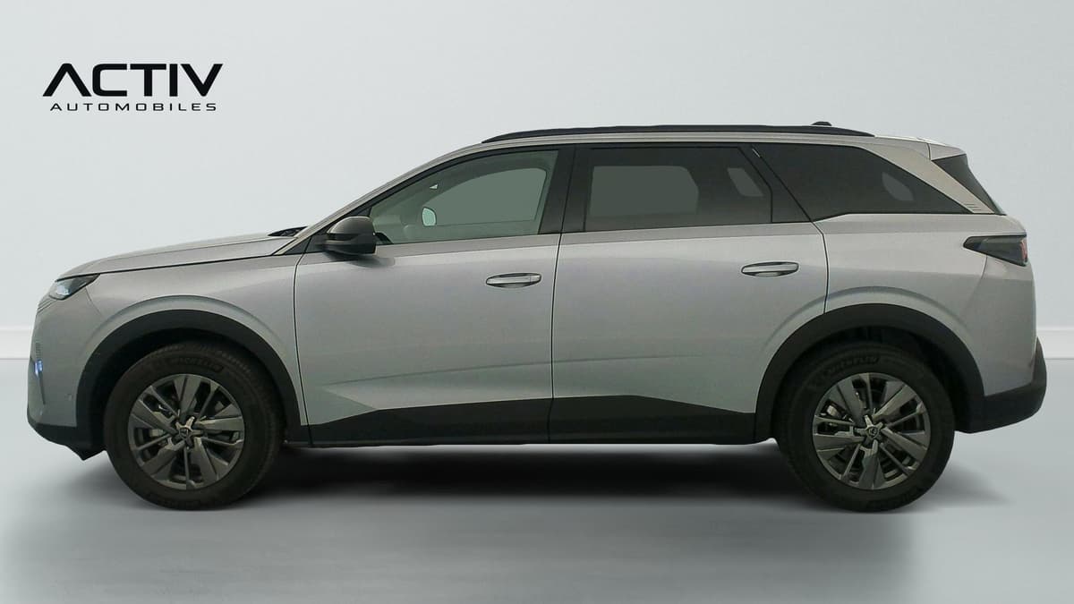 Peugeot 5008 : profil gauche du SUV gris avec jantes alliage et barres de toit noires