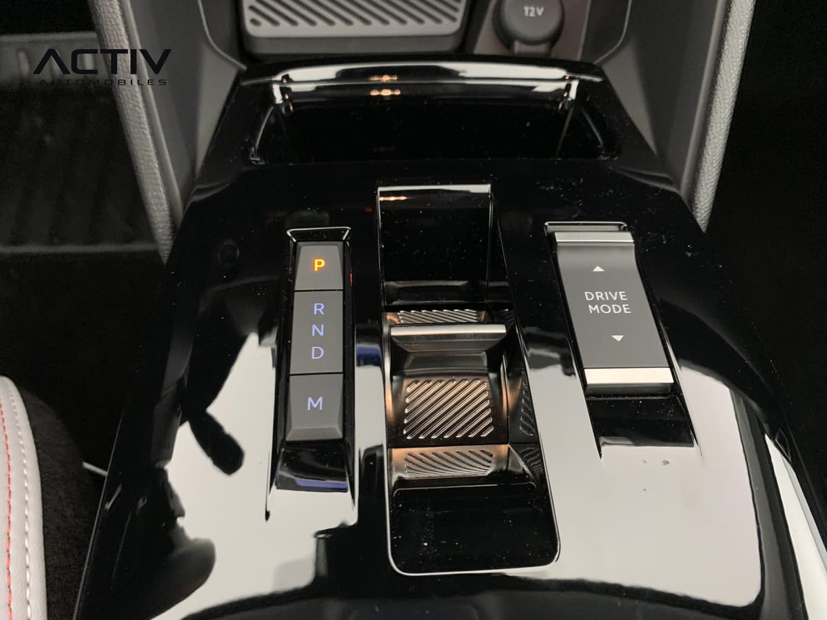 Citroën C4 : console centrale noire avec sélecteur de boîte automatique et bouton Drive Mode
