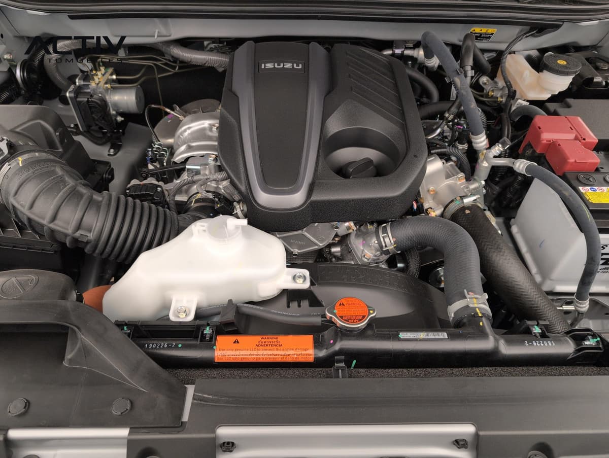 Isuzu D-MAX : compartiment moteur diesel propre avec cache moteur noir, vase d'expansion et batterie