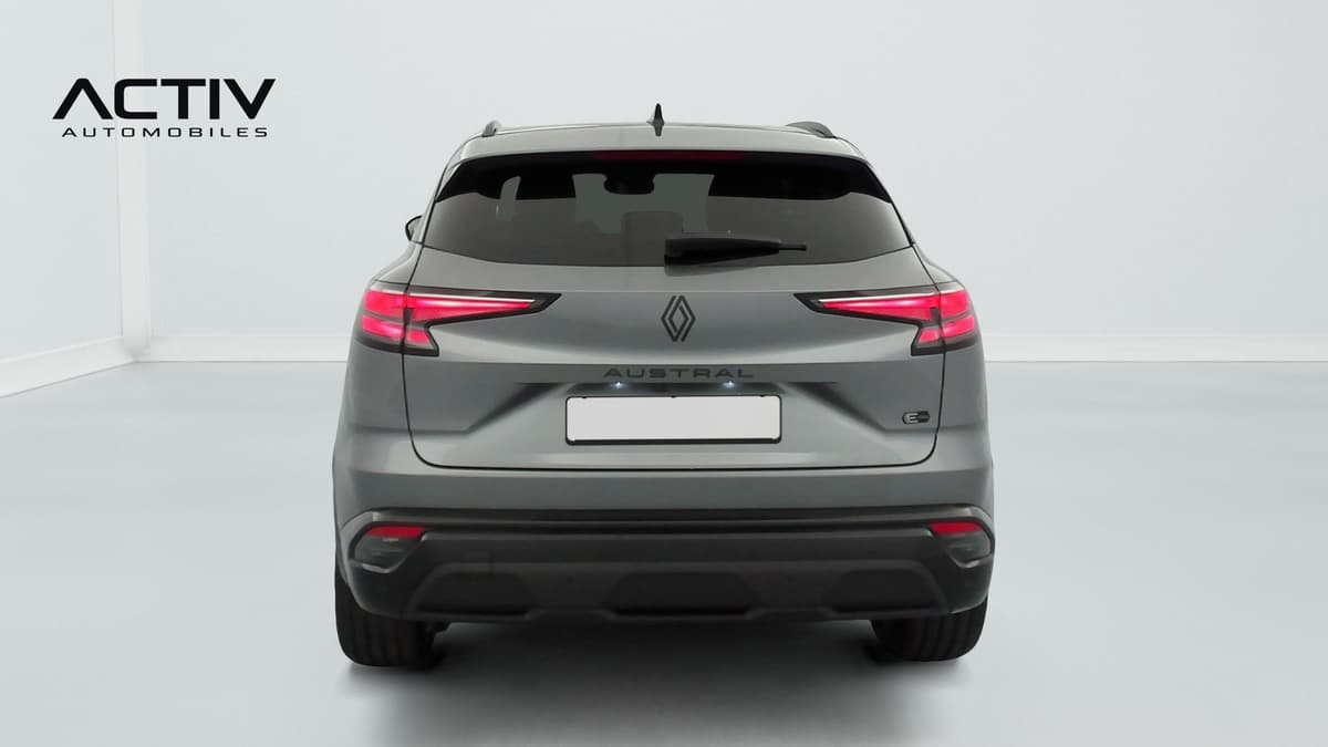 Renault Austral : face arrière d'un SUV gris avec feux à LED et barres de toit