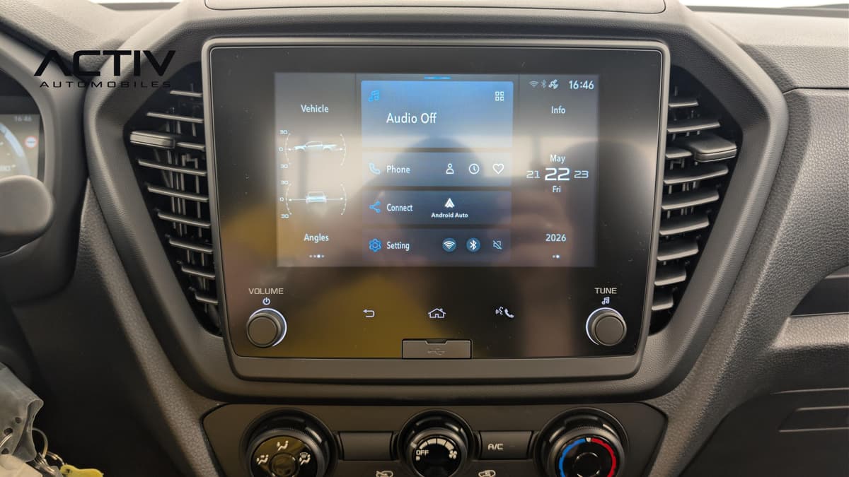 Isuzu D-MAX : écran tactile central avec menu Android Auto, entouré des aérateurs et des commandes de climatisation