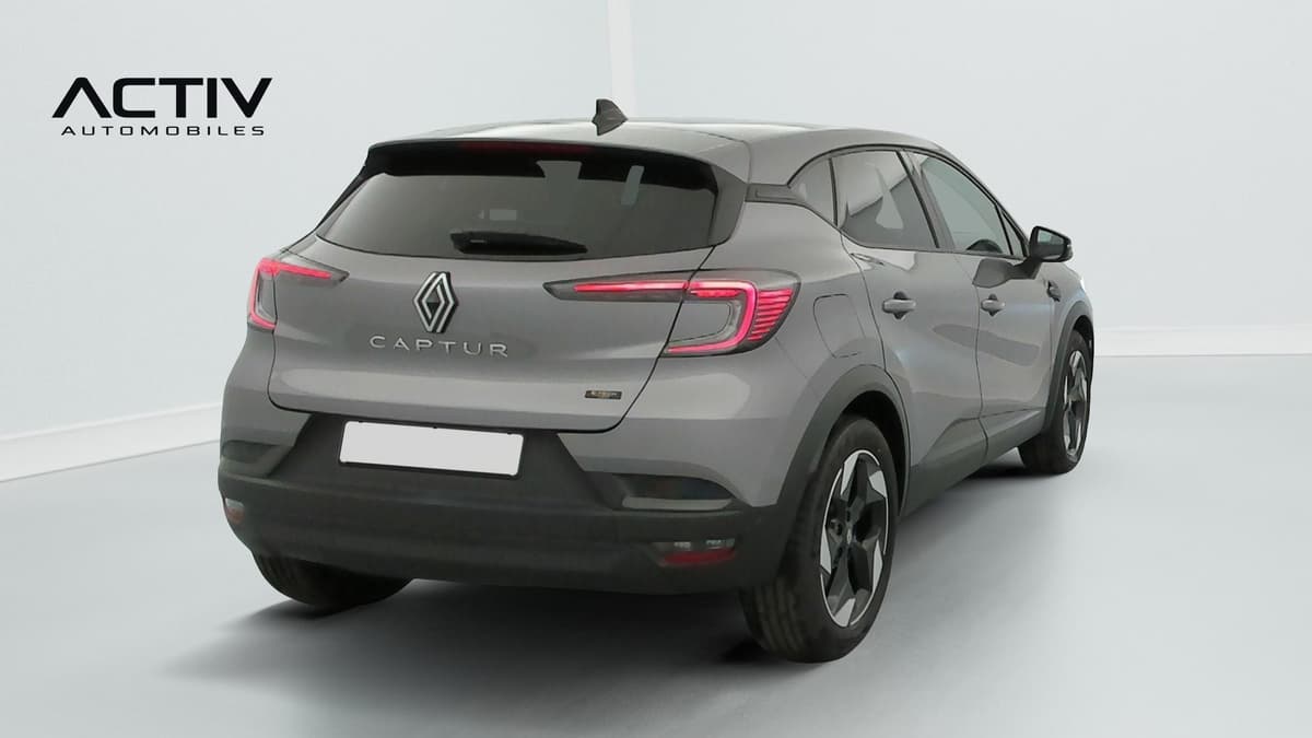 Renault Captur : vue arrière trois quarts droit avec feux LED, hayon et jantes aluminium