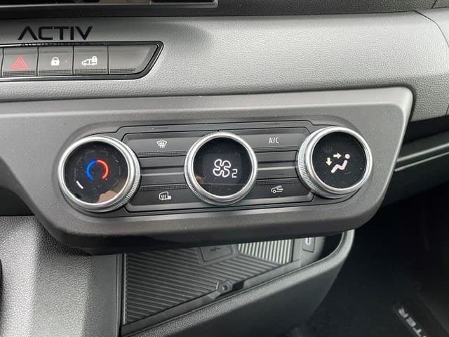 Renault Master Fourgon : commandes de climatisation à trois molettes au-dessus d'un rangement