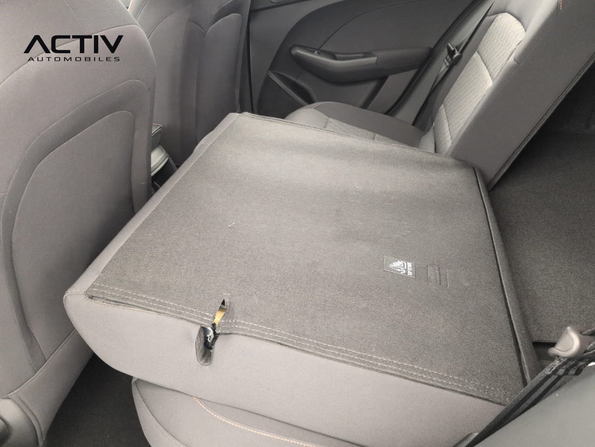 Mg MG3 : banquette arrière rabattue avec dossier couché et sièges en tissu sombre