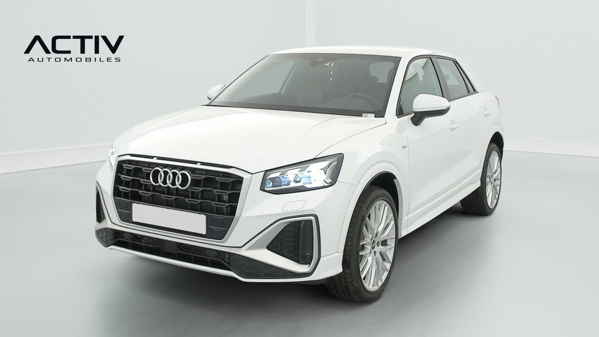 Audi Q2 : vue avant trois quarts gauche avec phares à LED et jantes à branches