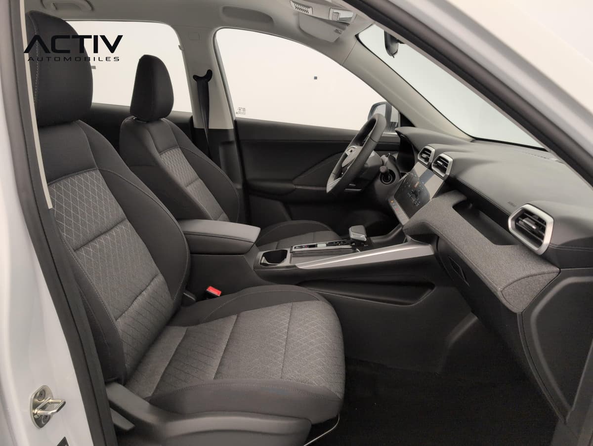 Mg ZS : sièges avant en tissu noir à motif losanges avec accoudoir central