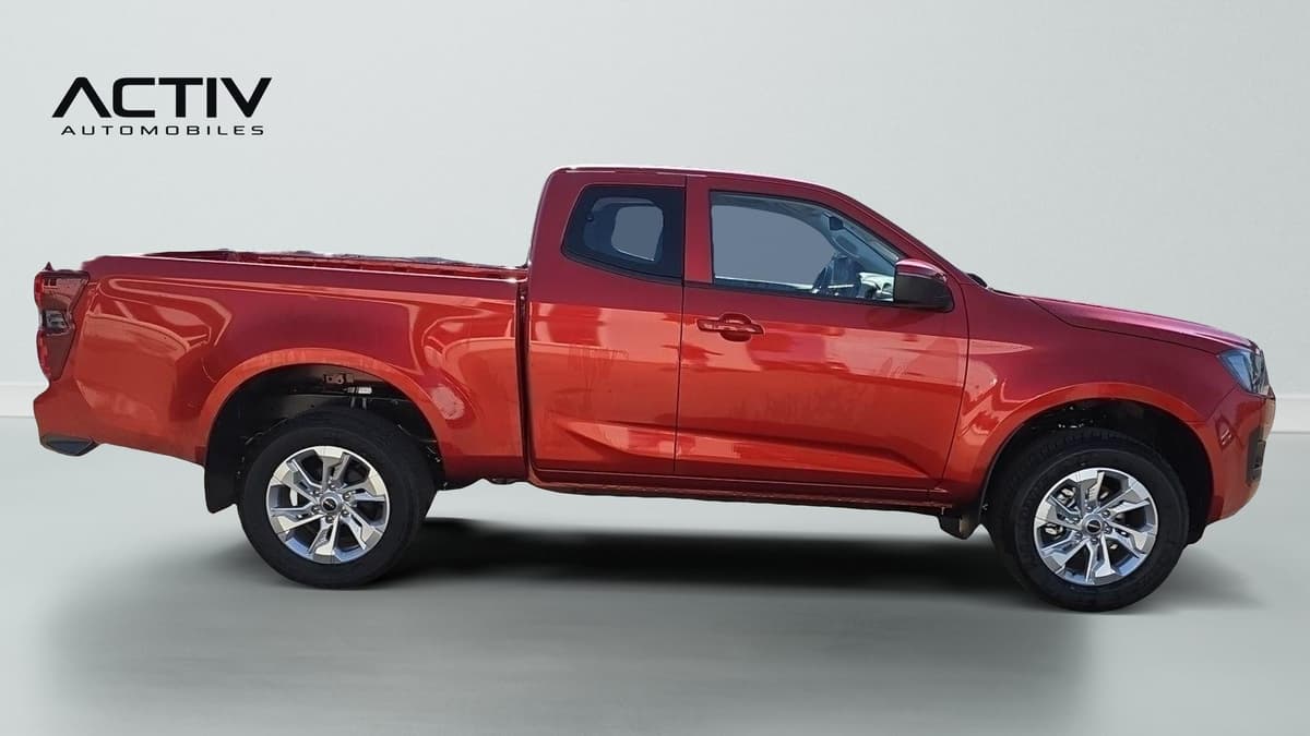 Isuzu D-MAX : profil droit du pick-up orange avec jantes alliage et plateau arrière