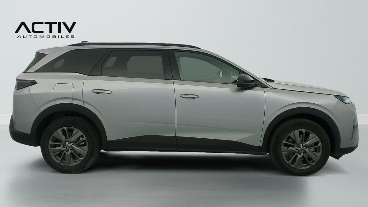 Peugeot 5008 : profil droit du SUV gris avec jantes alliage et barres de toit noires
