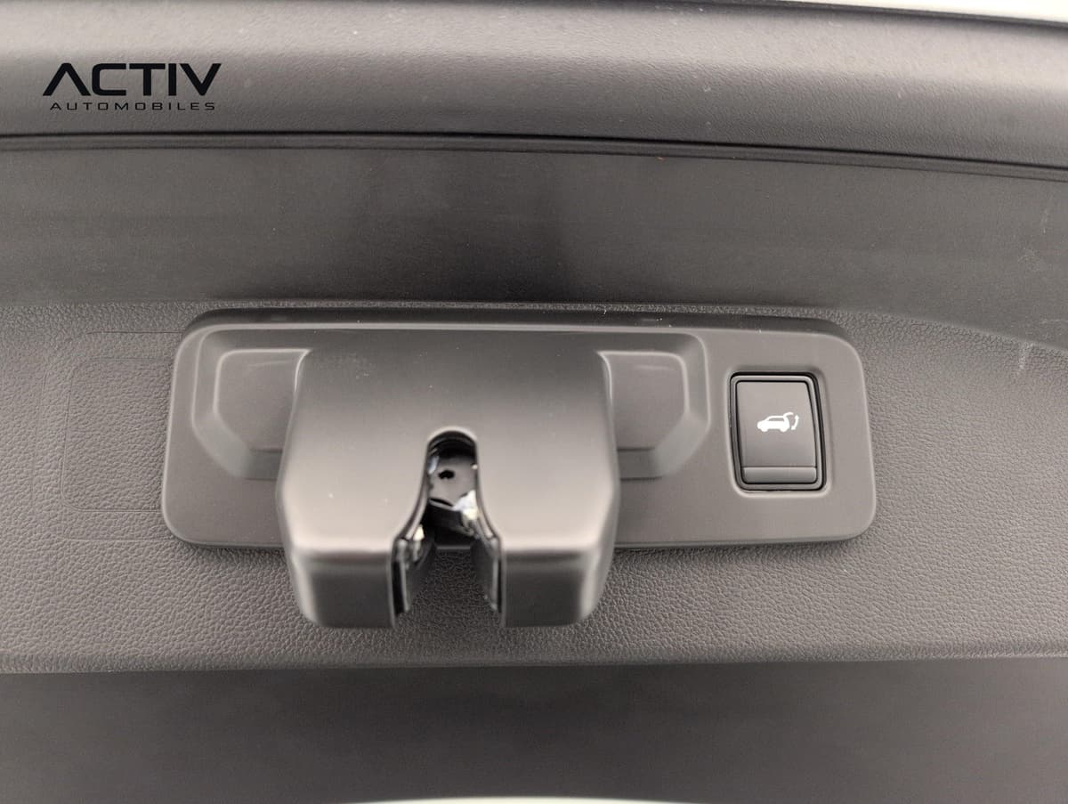 Renault Austral : gâche du hayon avec bouton de fermeture motorisée dans le coffre