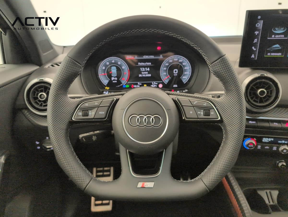 Audi Q2 : volant sport méplat en cuir perforé avec commandes et combiné numérique