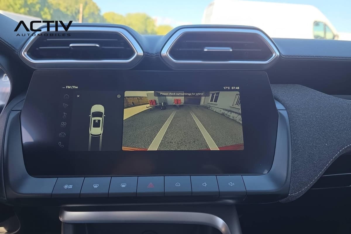 Mg ZS : écran central affichant l'image de la caméra de recul avec lignes de guidage