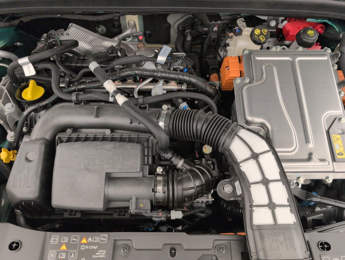 Renault Clio 6 : compartiment moteur ouvert avec bloc thermique, boîtier hybride et durites