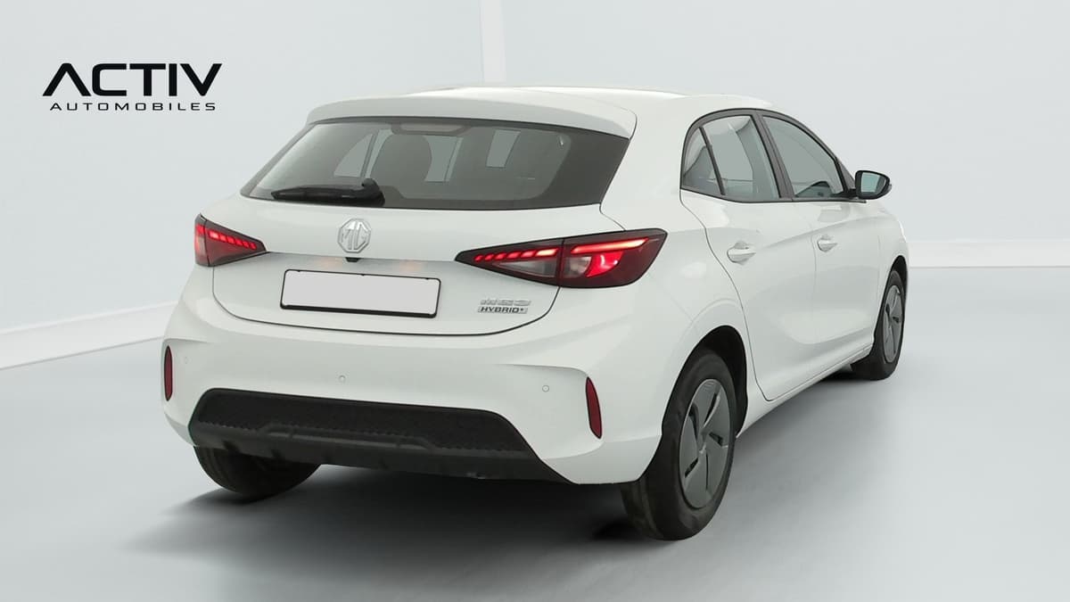 Mg MG3 : vue arrière trois quarts droit avec feux arrière et jantes acier à enjoliveurs