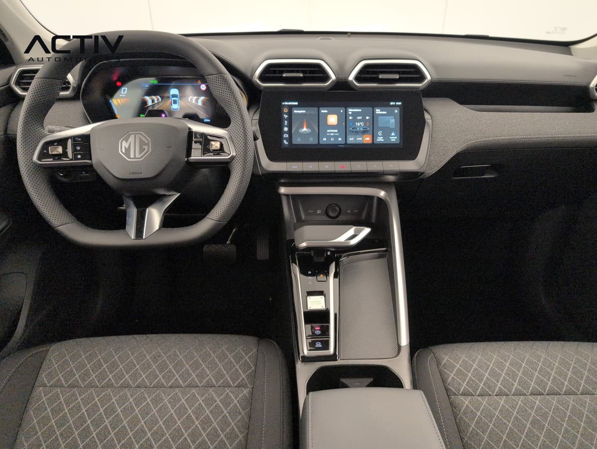 Mg ZS : planche de bord avec écran tactile, volant et console centrale