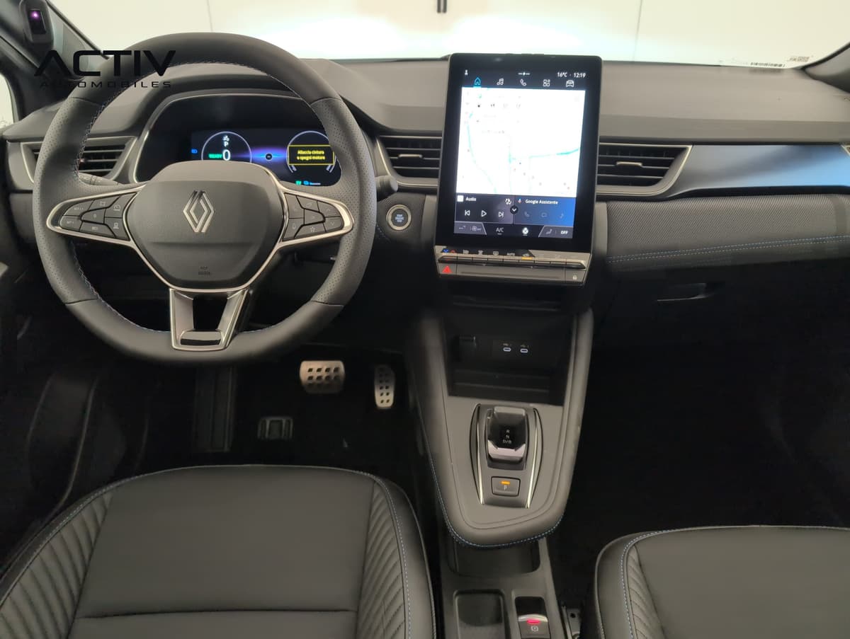 Renault Captur : planche de bord avec grand écran vertical, volant et levier e-shifter