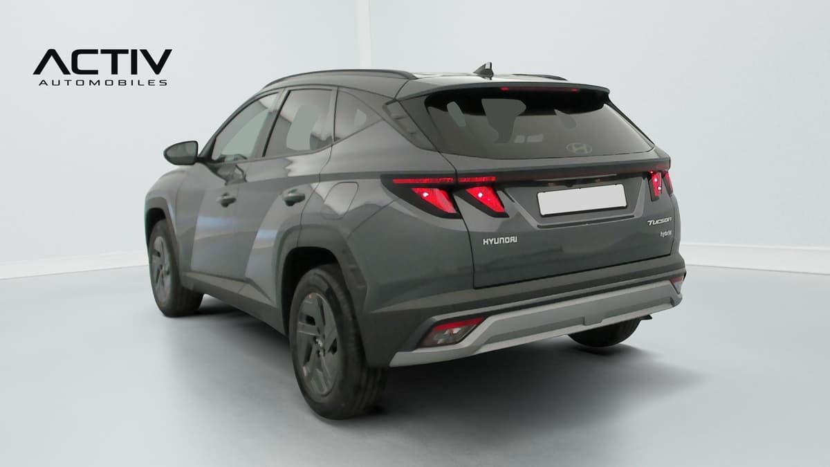 Hyundai Tucson : vue arrière trois quarts gauche d'un SUV gris avec feux arrière rouges