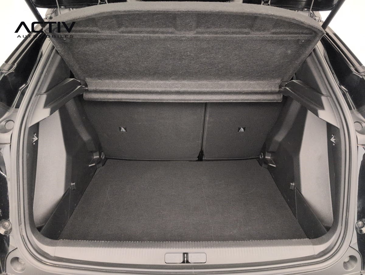 Peugeot 2008 : coffre ouvert avec plancher plat et banquette rabattable en deux parties
