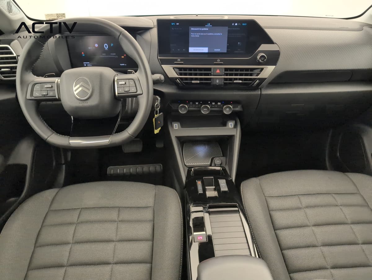 Citroën C4 : planche de bord avec volant, écran tactile et console centrale