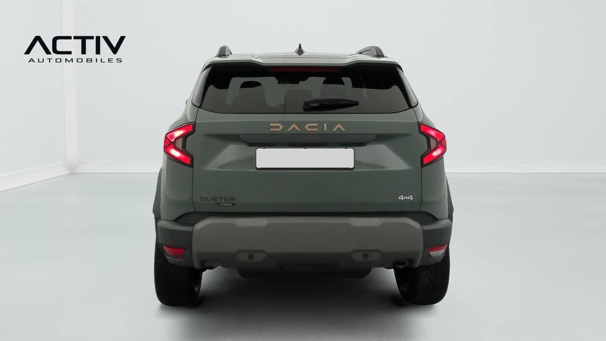 Dacia Duster : face arrière avec feux rouges, barres de toit et lunette arrière surteintée