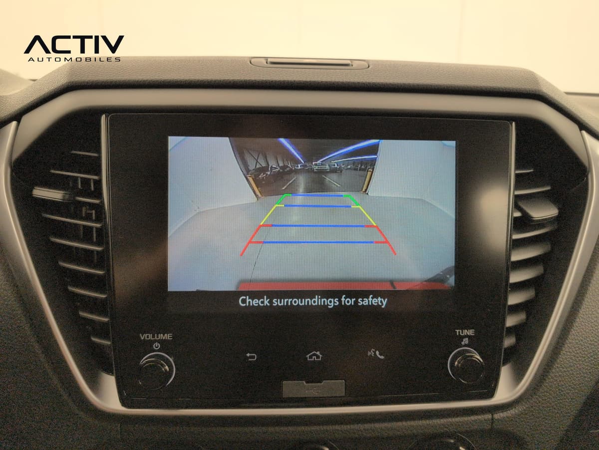 Isuzu D-MAX : écran tactile affichant l'image de la caméra de recul avec lignes de guidage