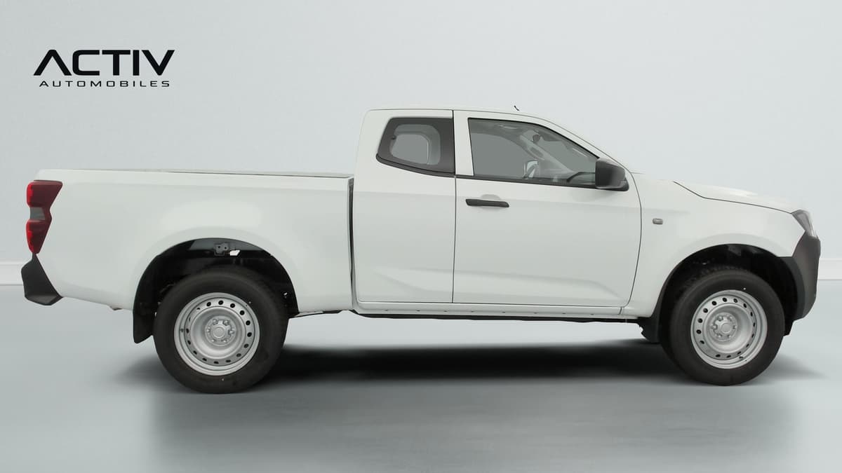 Isuzu D-MAX : profil droit d'un pick-up blanc à cabine allongée et plateau, jantes en tôle