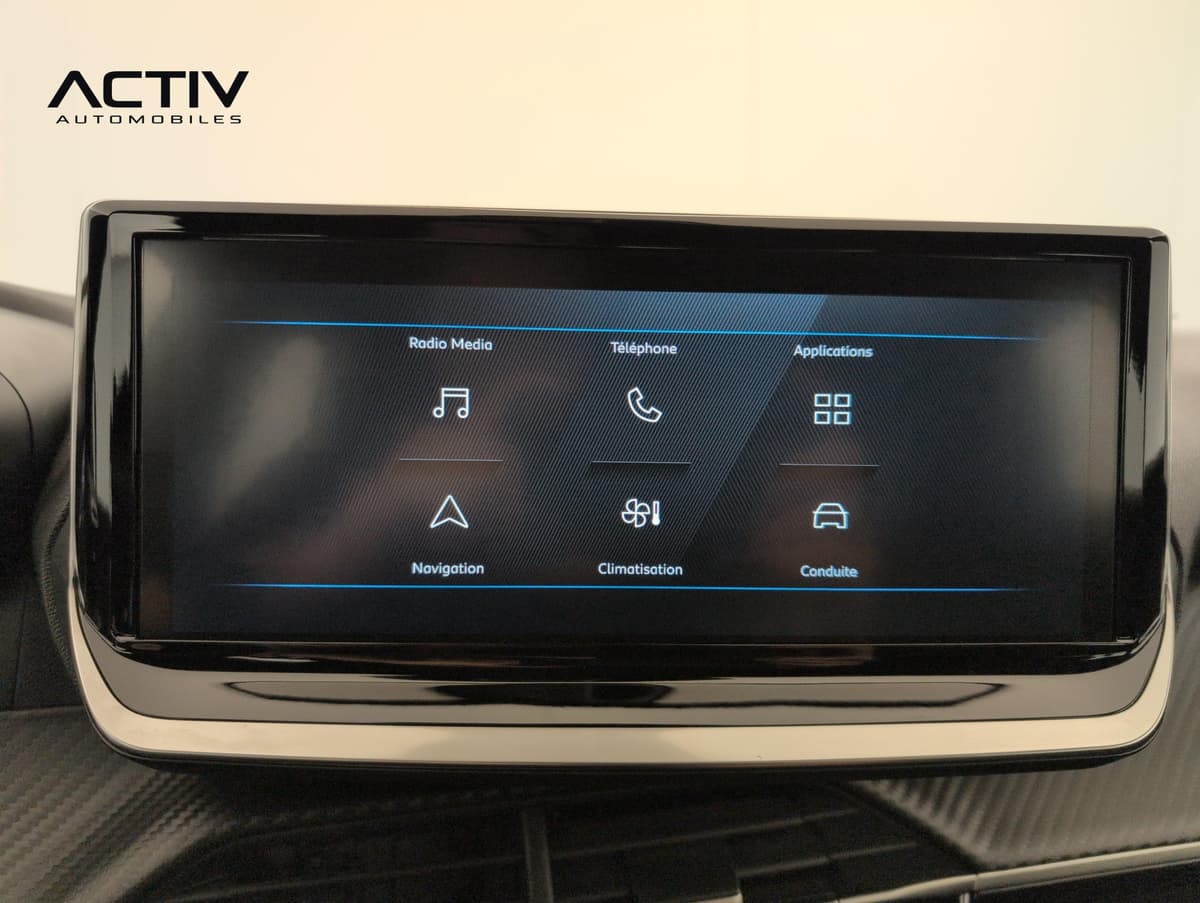 Peugeot 2008 : écran tactile central avec menu des fonctions radio, téléphone et navigation