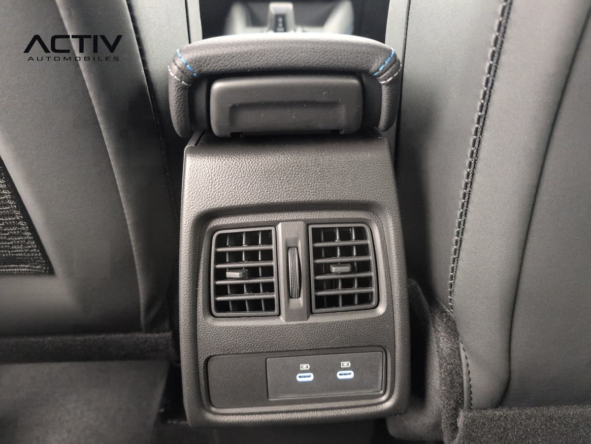 Renault Captur : aérateurs arrière et deux prises USB-C à l'arrière de la console centrale