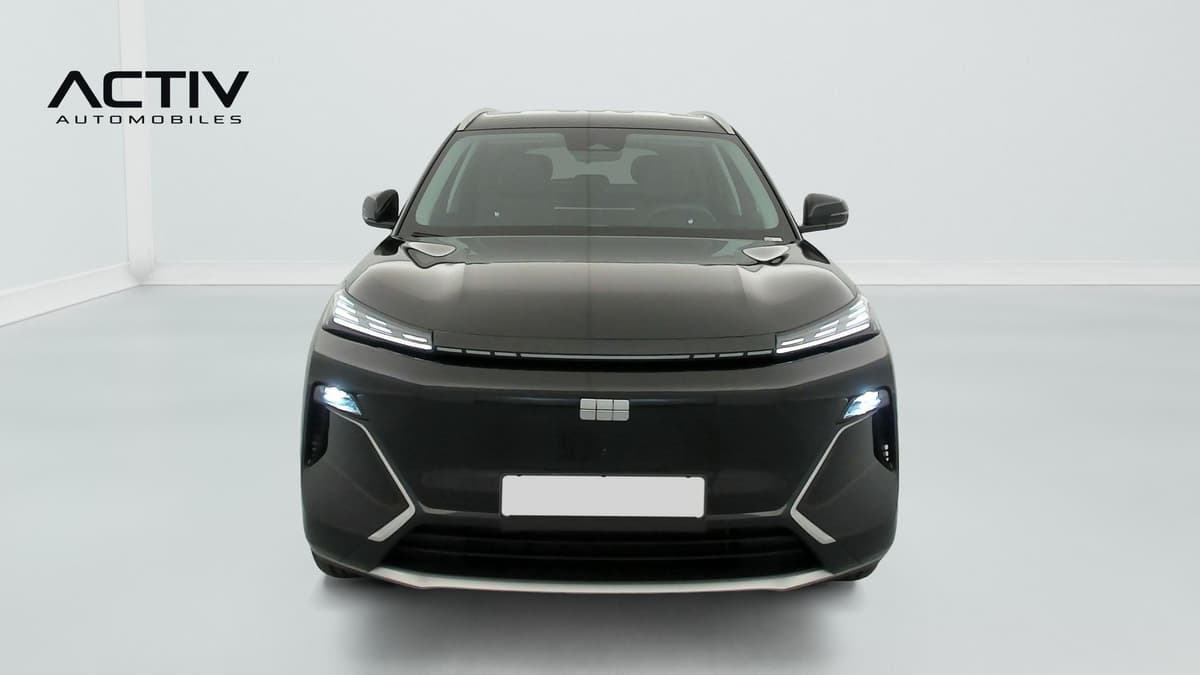 Geely Starray : face avant avec bandeau lumineux et phares allumés