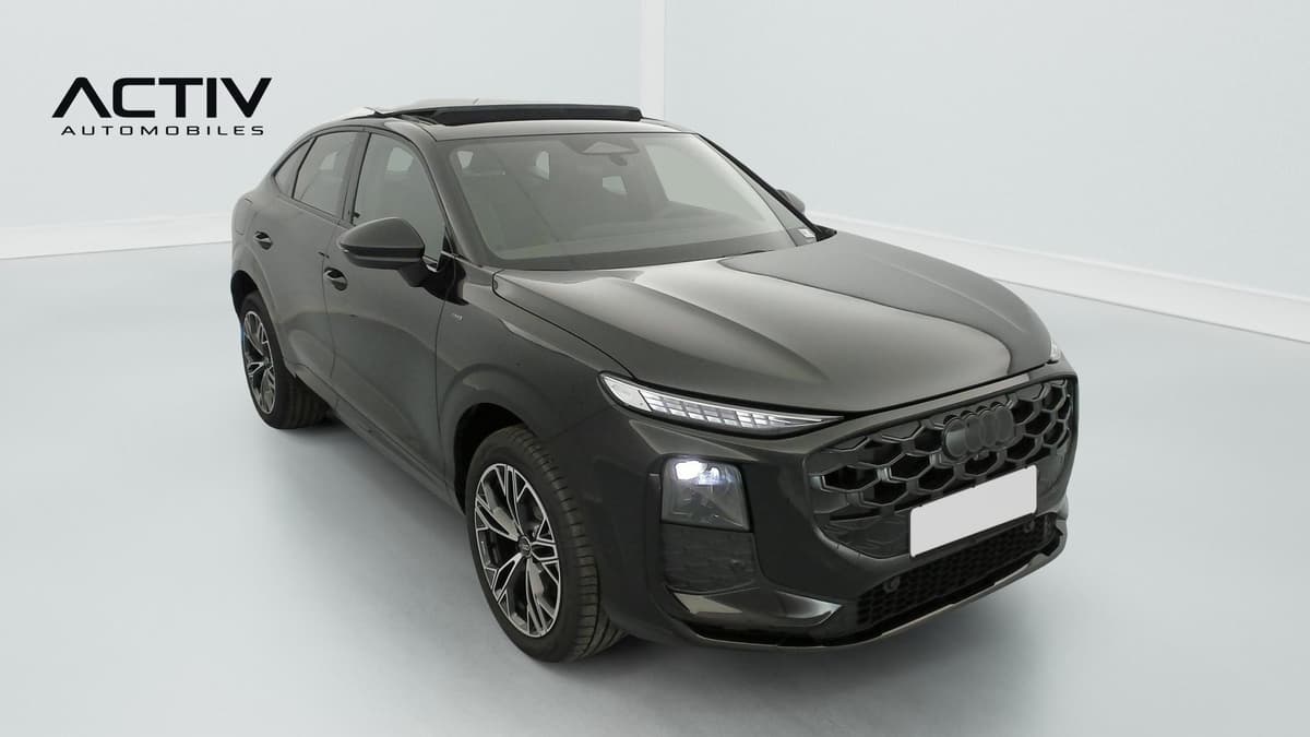 Audi Q3 Sportback Hybride : vue avant trois quarts droit d'un SUV noir avec calandre en nid d'abeille et jantes bicolores