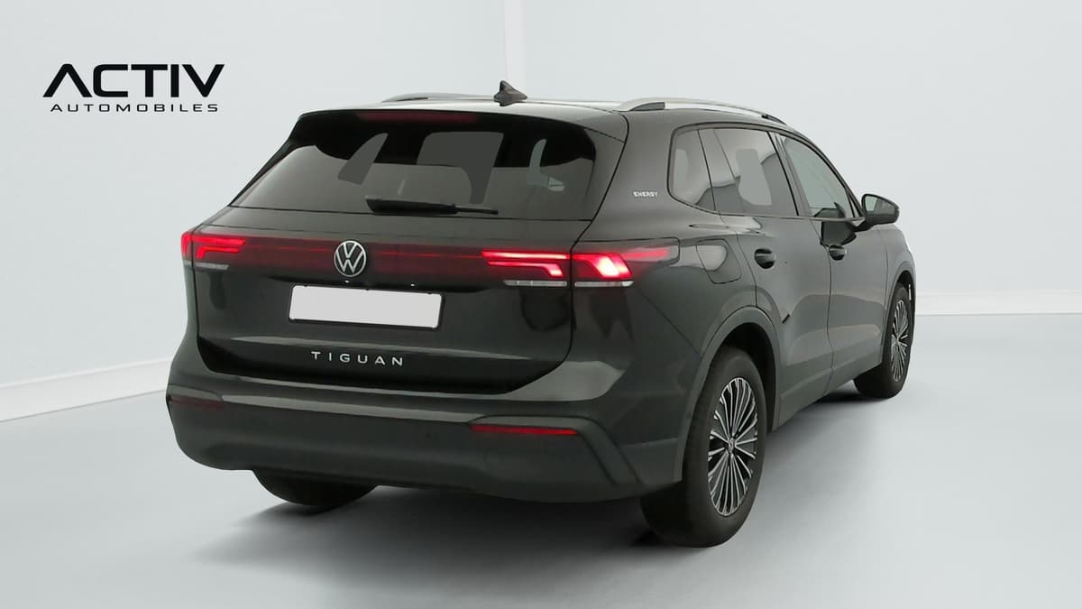 Volkswagen Tiguan : arrière trois quarts droit avec feux à LED et rampes de pavillon