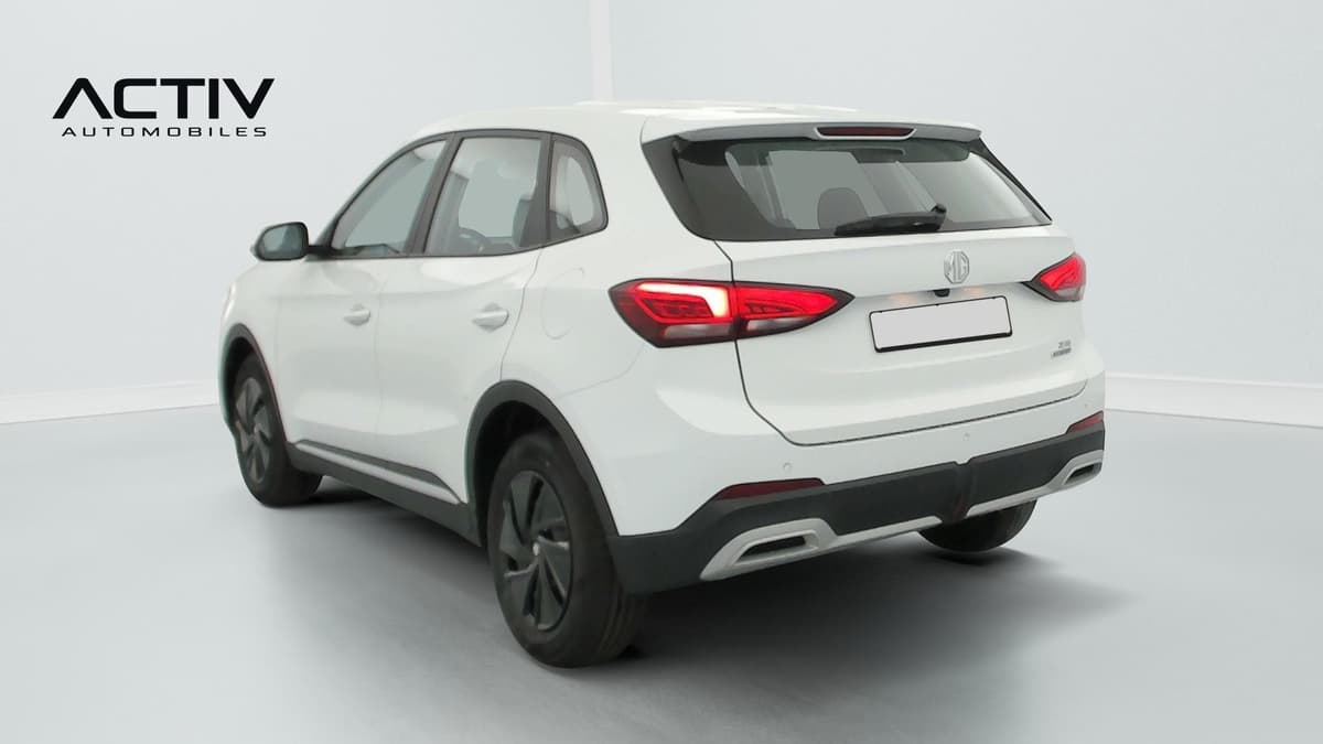 Mg ZS : SUV blanc vu de l'arrière trois quarts gauche avec feux arrière à LED