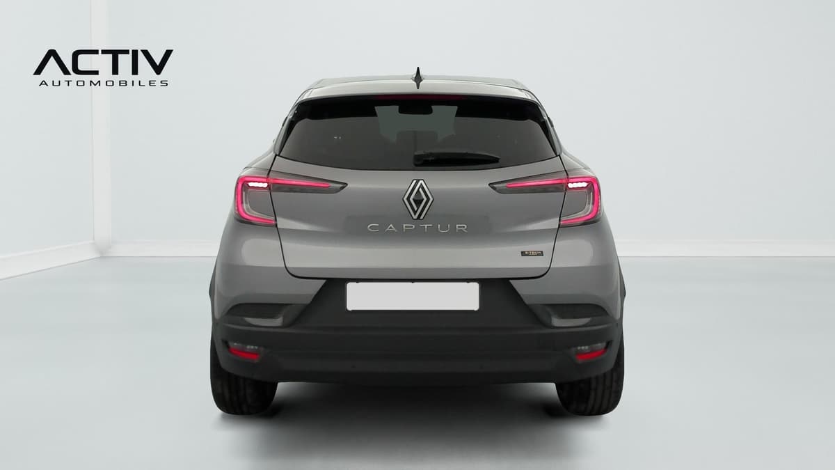 Renault Captur : face arrière grise avec feux allumés et lunette arrière teintée