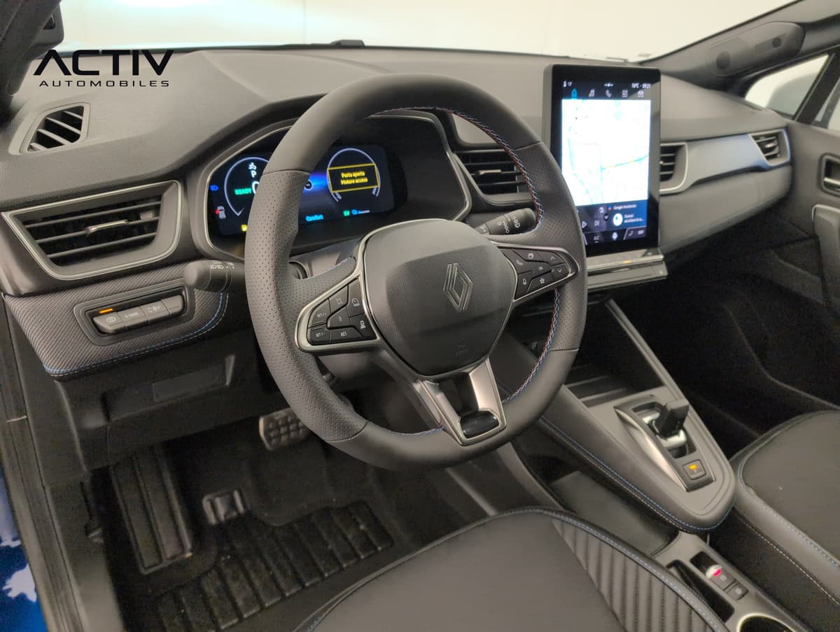 Renault Captur : poste de conduite avec volant, combiné numérique, écran tactile et console flottante