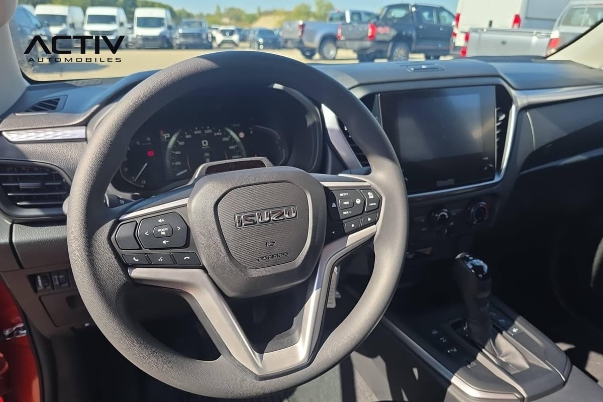 Isuzu D-MAX : poste de conduite avec volant à commandes, combiné, écran et levier automatique