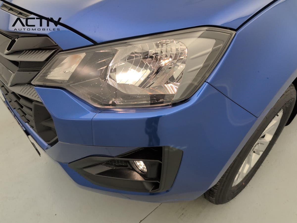 Isuzu D-MAX : optique avant halogène et feu anti-brouillard dans le pare-chocs bleu