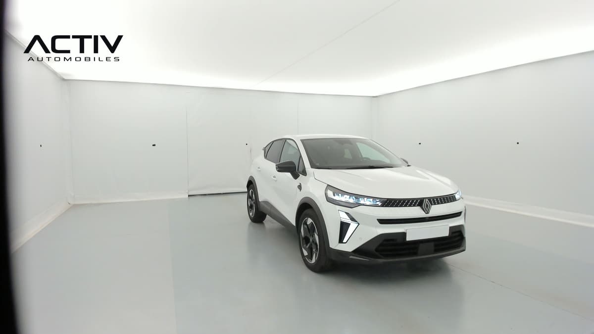 Renault Captur : vue avant trois quarts droit d'un SUV blanc avec jantes aluminium