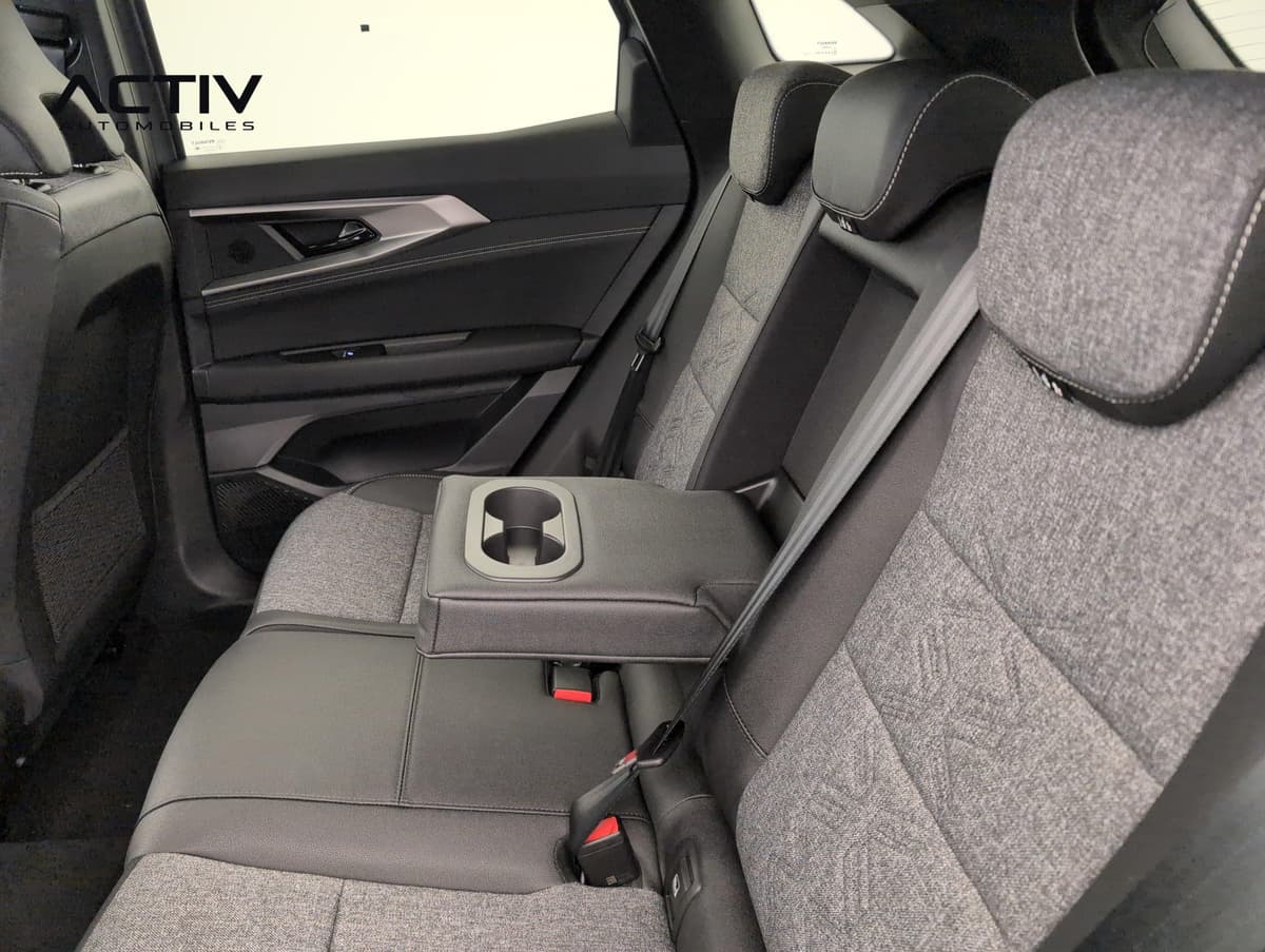 Renault Austral : banquette arrière en tissu gris avec accoudoir central rabattu et porte-gobelets