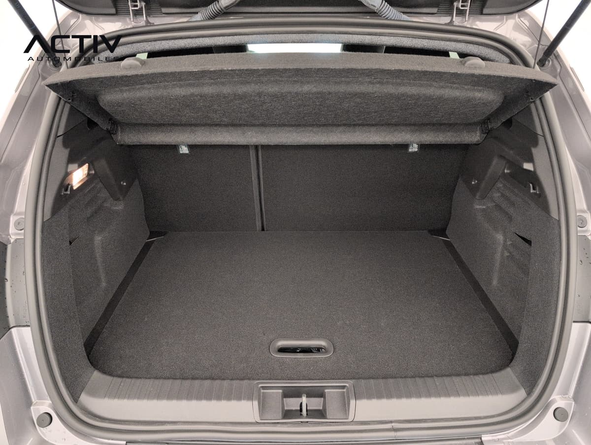 Renault Captur : coffre ouvert avec plancher plat moquetté et cache-bagages en place
