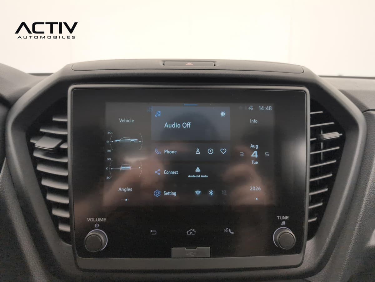 Isuzu D-MAX : écran tactile multimédia avec Android Auto, Bluetooth et Wi-Fi, entouré des aérations