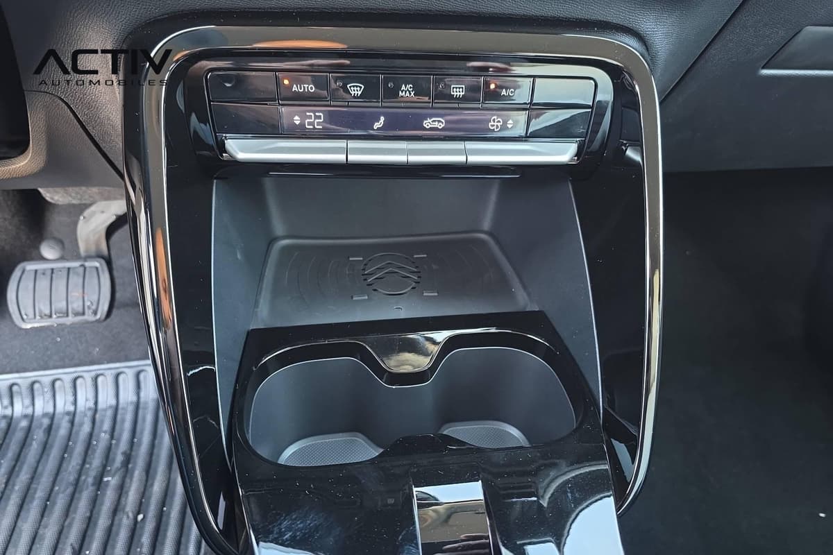 Citroën C3 Aircross : commandes de climatisation automatique au-dessus du chargeur sans fil et des porte-gobelets