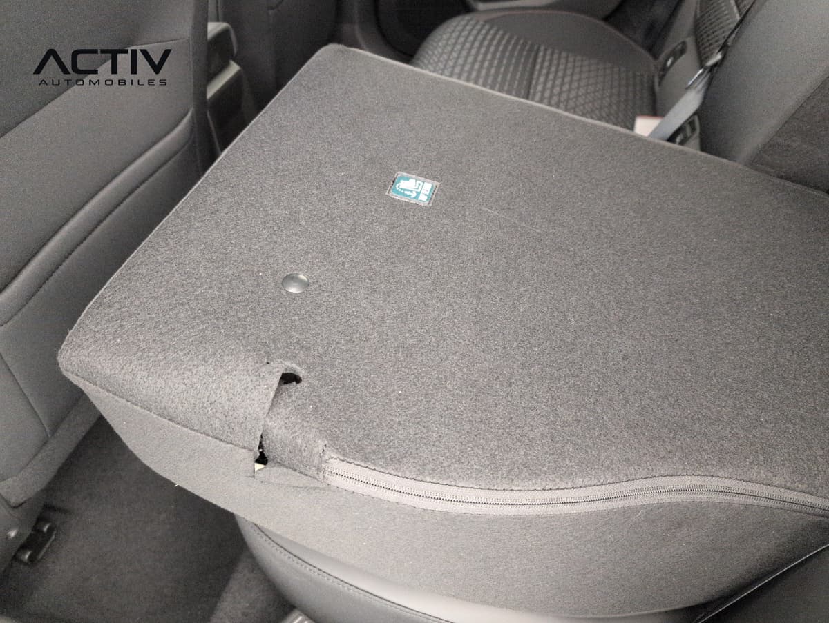 Renault Clio 6 : dossier de banquette arrière rabattu, revêtu de moquette grise