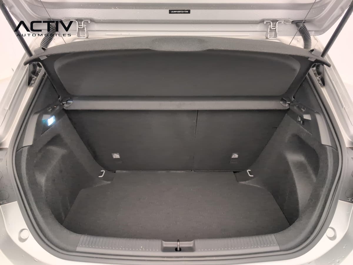 Mg MG3 : coffre ouvert avec cache-bagages et moquette noire