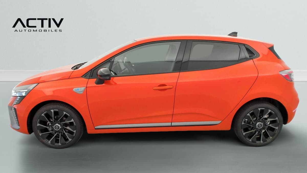 Renault Clio 5 : profil gauche orange avec jantes alliage noires et vitres arrière surteintées