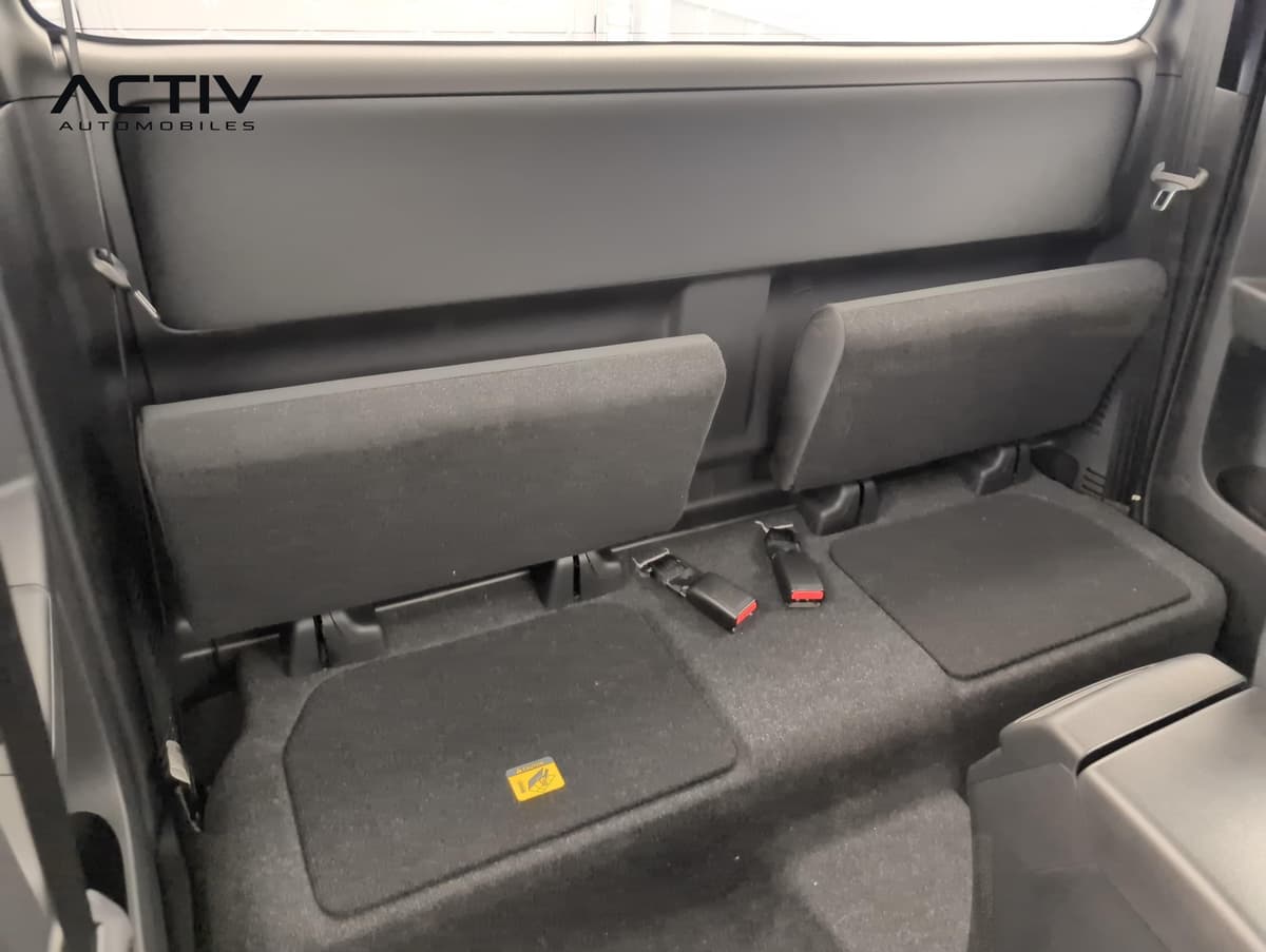 Isuzu D-MAX : deux strapontins relevés à l'arrière avec boucles de ceinture visibles