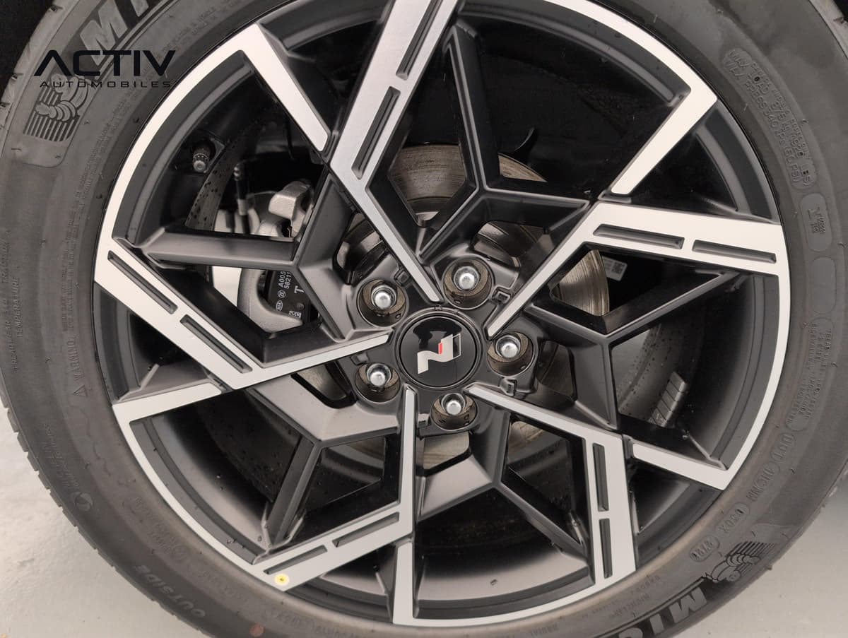 Hyundai Tucson : jante alliage bicolore noir et aluminium avec logo N au centre du moyeu