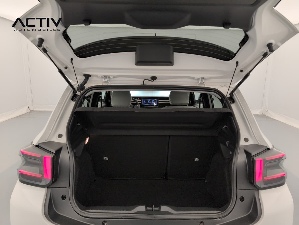 Citroën C3 : coffre ouvert avec cache-bagages et banquette rabattue en deux parties