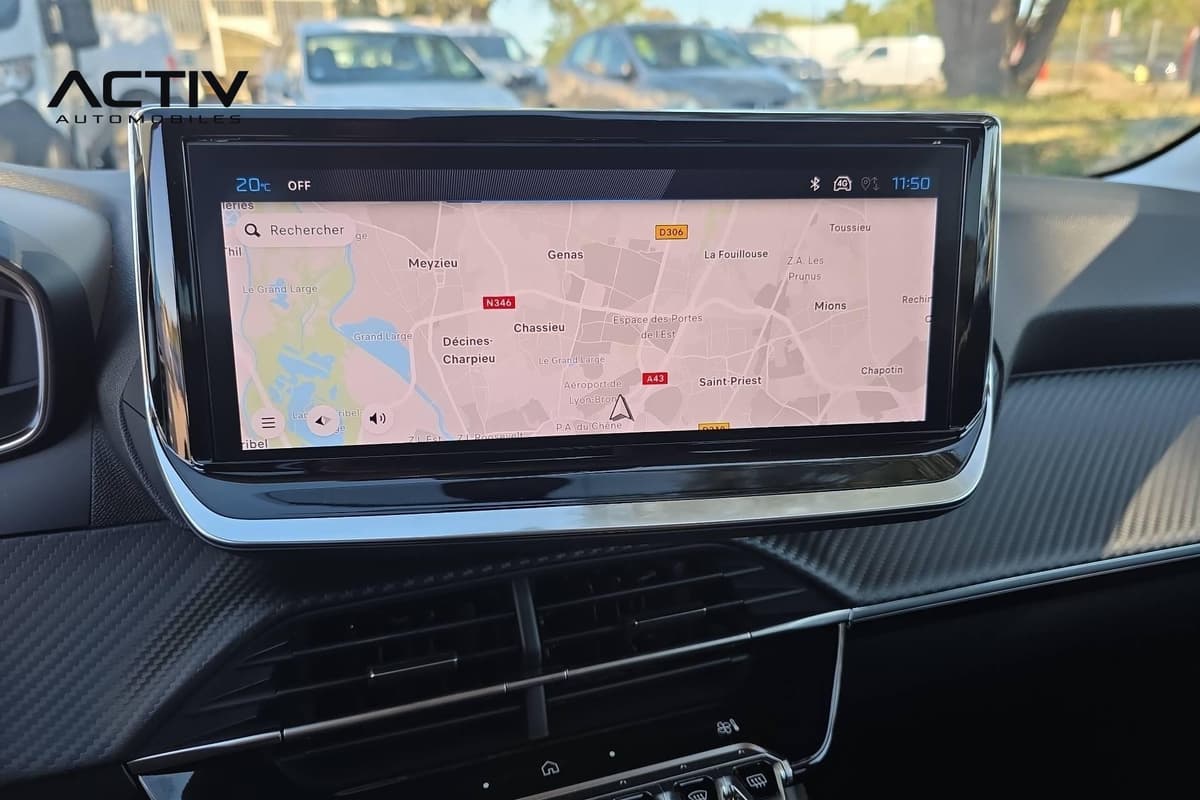 Peugeot 208 : écran tactile central avec cartographie et aérateurs en dessous