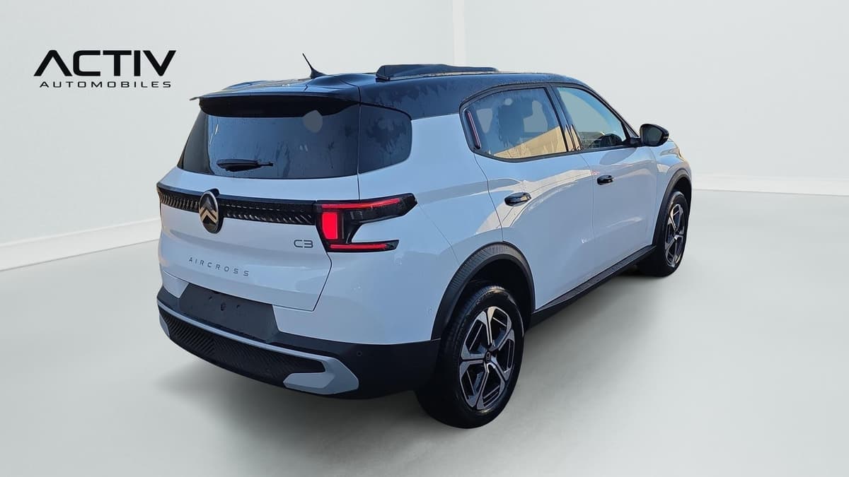 Citroën C3 Aircross : vue arrière trois quarts droit, carrosserie blanche et toit noir bi-ton
