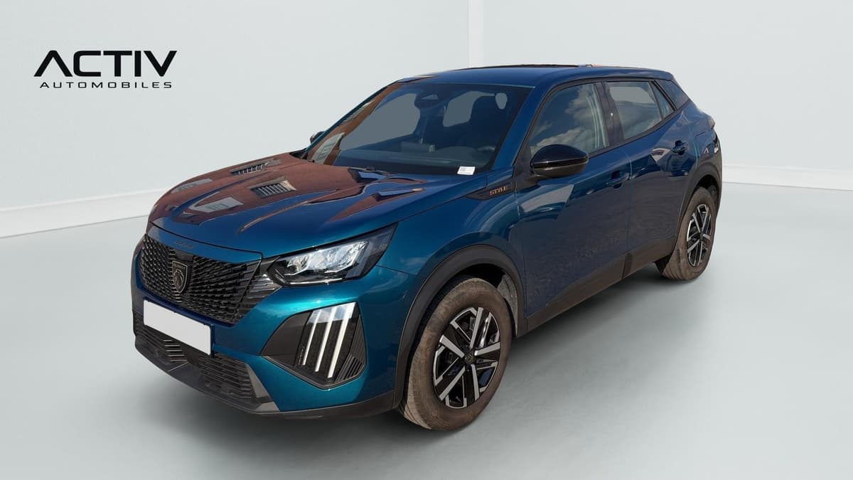 Peugeot 2008 : SUV bleu vu de l'avant trois quarts gauche, jantes tôle et feux à LED