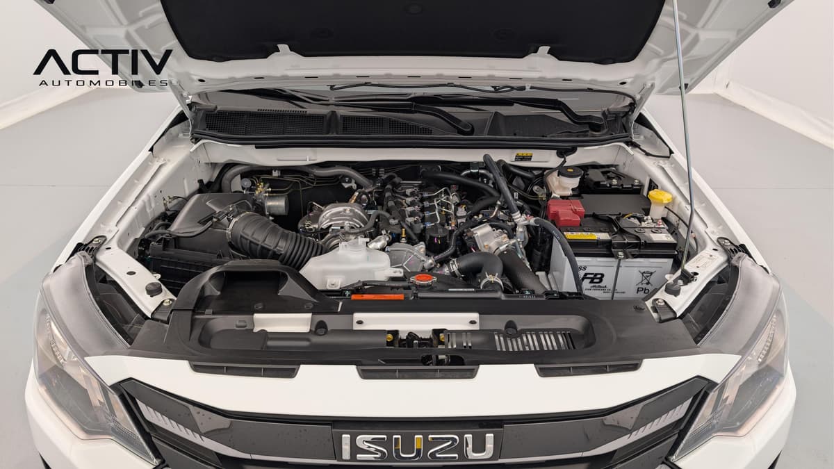 Isuzu D-MAX : compartiment moteur diesel avec capot ouvert, batterie et vase d'expansion